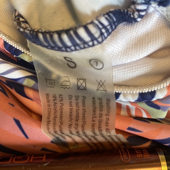 One piece bathing suit with skirt. Can be worn Strapless or with strap. SizeS - Picture 9 of 9